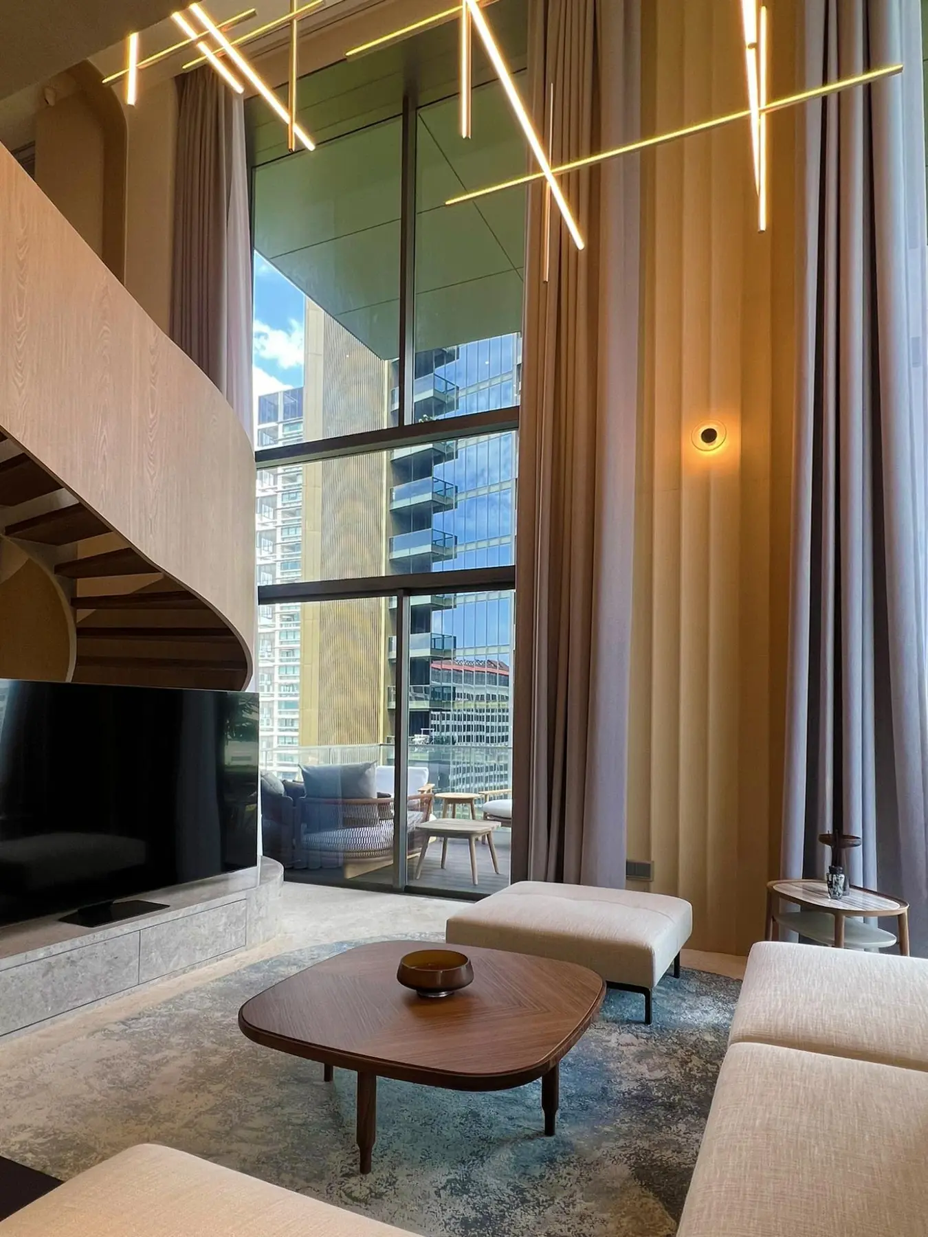 K2SD Oak House — living hall with sculptural oak forms