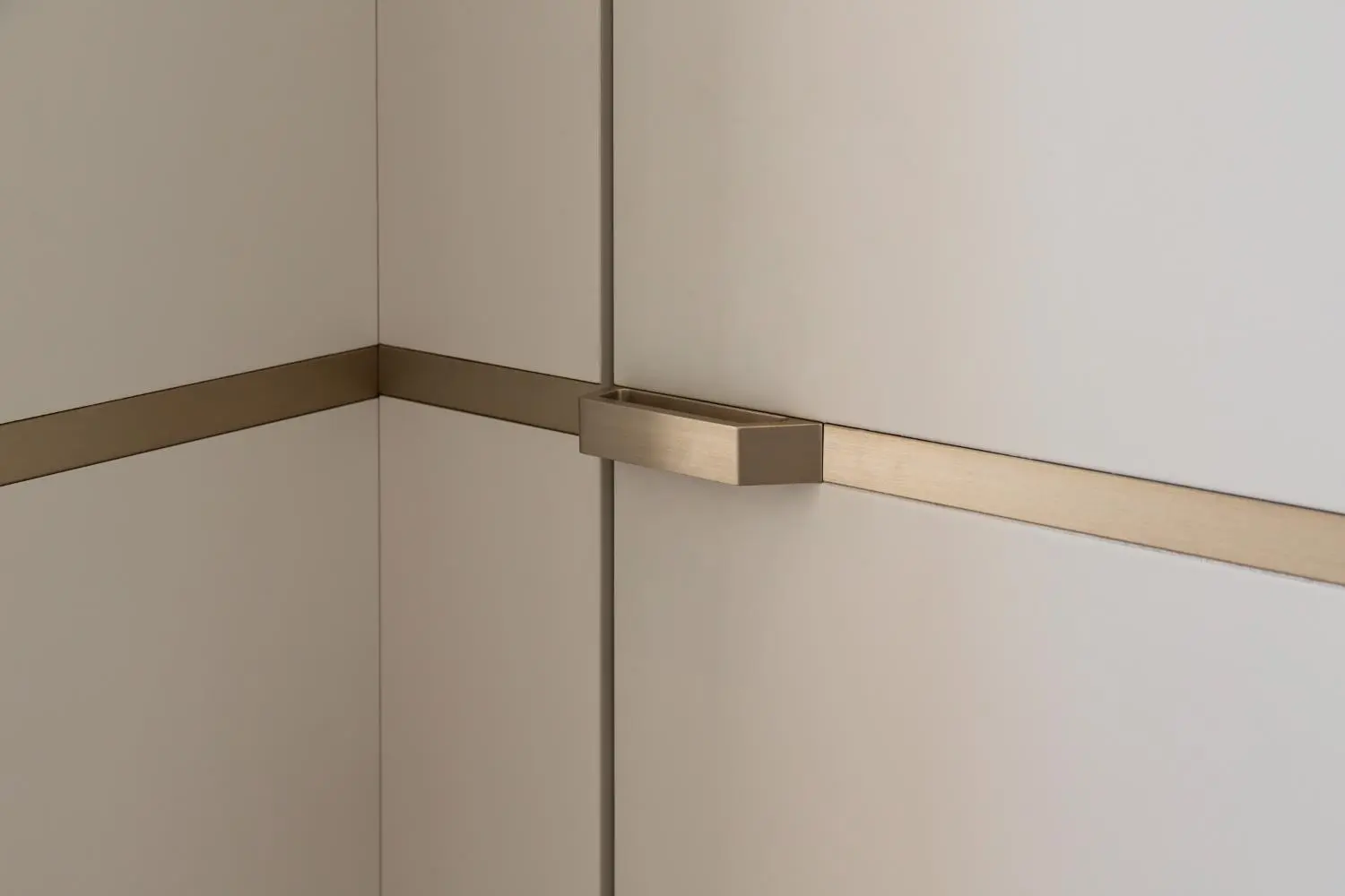 Detail — fluted base of dining table