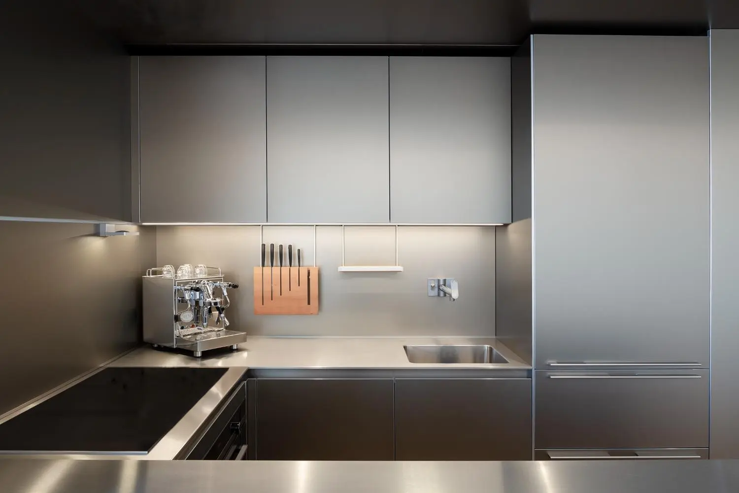 Open-plan kitchen as sculptural centrepiece