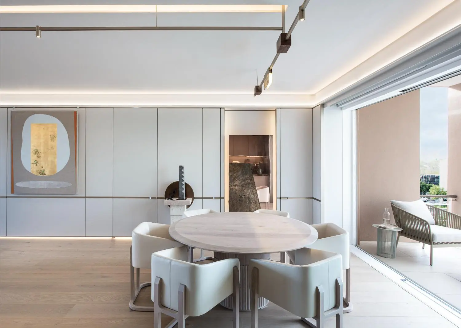 Central custom light fitting — industrial mesh and walnut